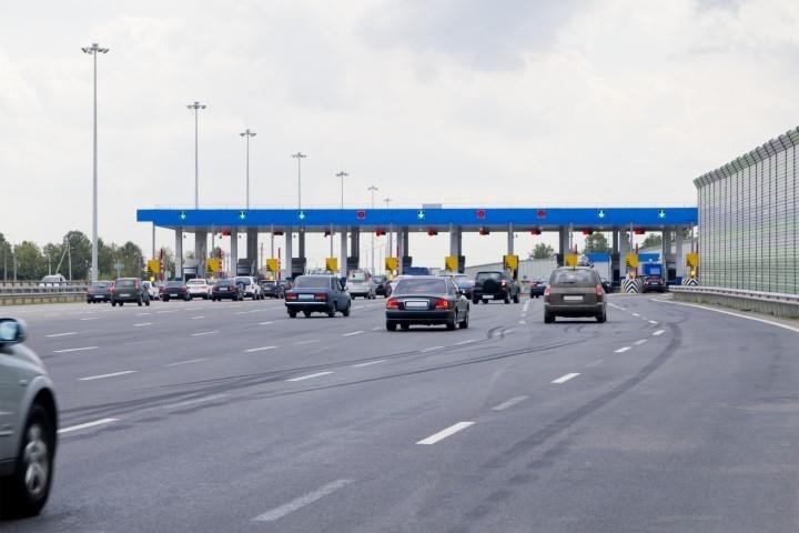 Hình 3-24: Lái xe qua trạm thu phí sử dụng dịch vụ đường bộ