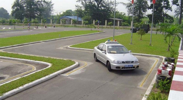 học lái xe ô tô tren mang chi tiết nhất